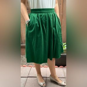 Green pleated midi skirt with pockets